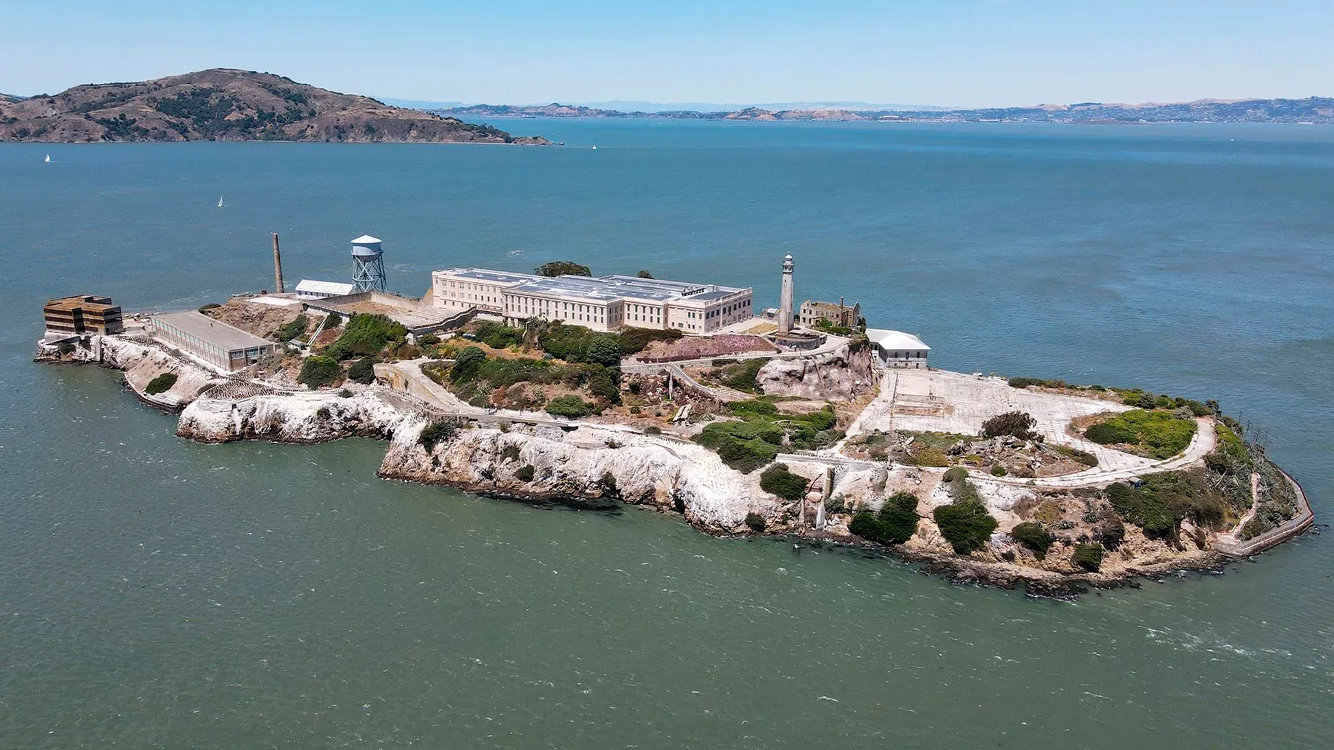 جزيرة الكاتراز، موقع سجن سابق، تظهر المباني التاريخية محاطة بمياه خليج سان فرانسيسكو، رمز للعدالة والقانون.
