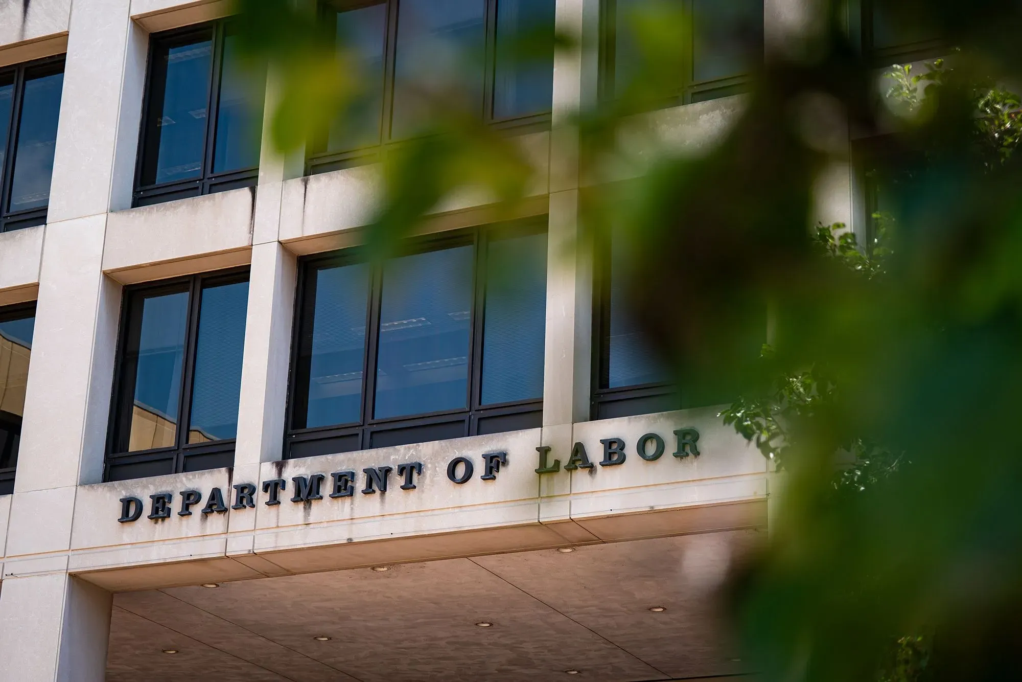 واجهة مبنى وزارة العمل الأمريكية، مع التركيز على اسم الوزارة، تعكس الجهود في جمع وتحليل بيانات الوظائف.