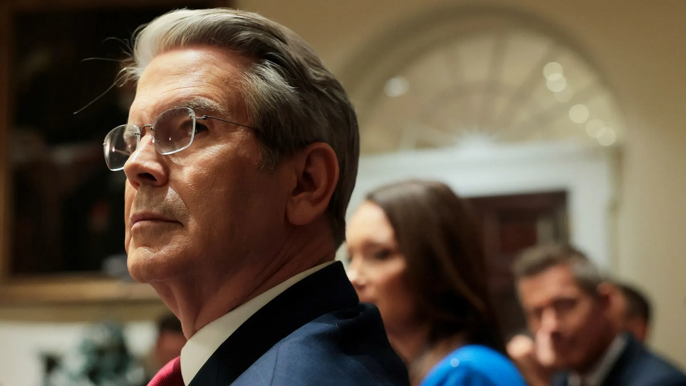 وزير الخزانة سكوت بيسنت يتحدث في غرفة مجلس الوزراء، مع خلفية تظهر أعضاء آخرين من فريق ترامب الاقتصادي.