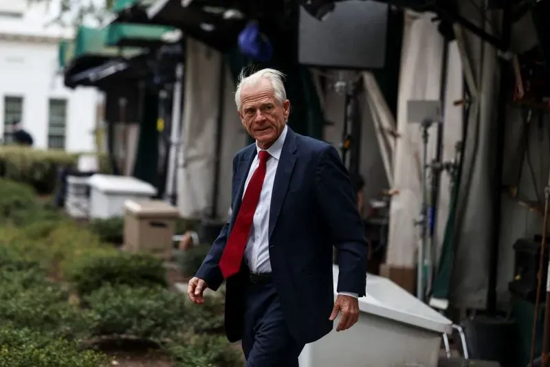 بيتر نافارو، مستشار اقتصادي سابق، يتجول في حديقة البيت الأبيض، مشيراً إلى تأثيره في السياسة التجارية للرئيس ترامب.