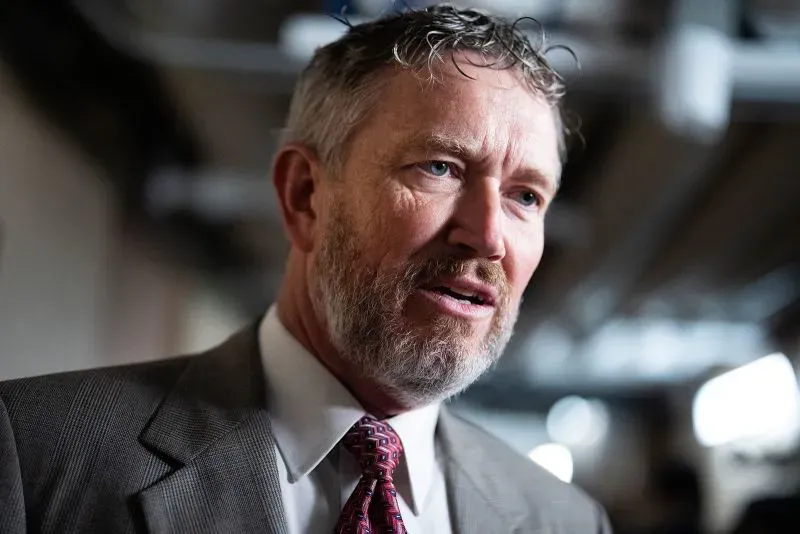 نائب يتحدث بجدية، مع التركيز على ملامح وجهه وشعره الرمادي، في سياق مناقشات حول مشروع قانون الميزانية في الكابيتول.