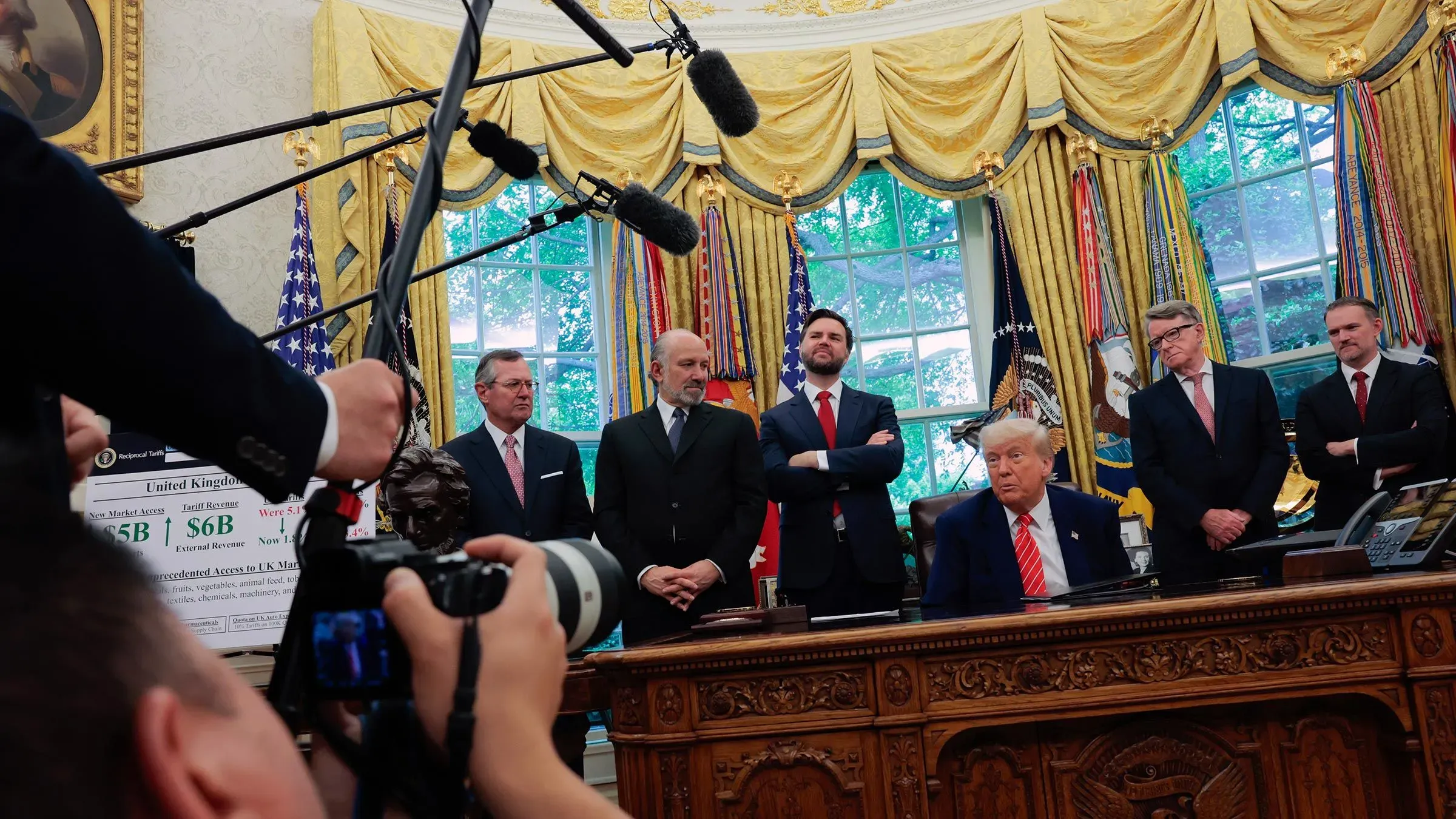 اجتماع في المكتب البيضاوي حيث يظهر ترامب مع مستشارين، وسط أجواء من الترقب حول تفاصيل الاتفاق التجاري مع المملكة المتحدة.