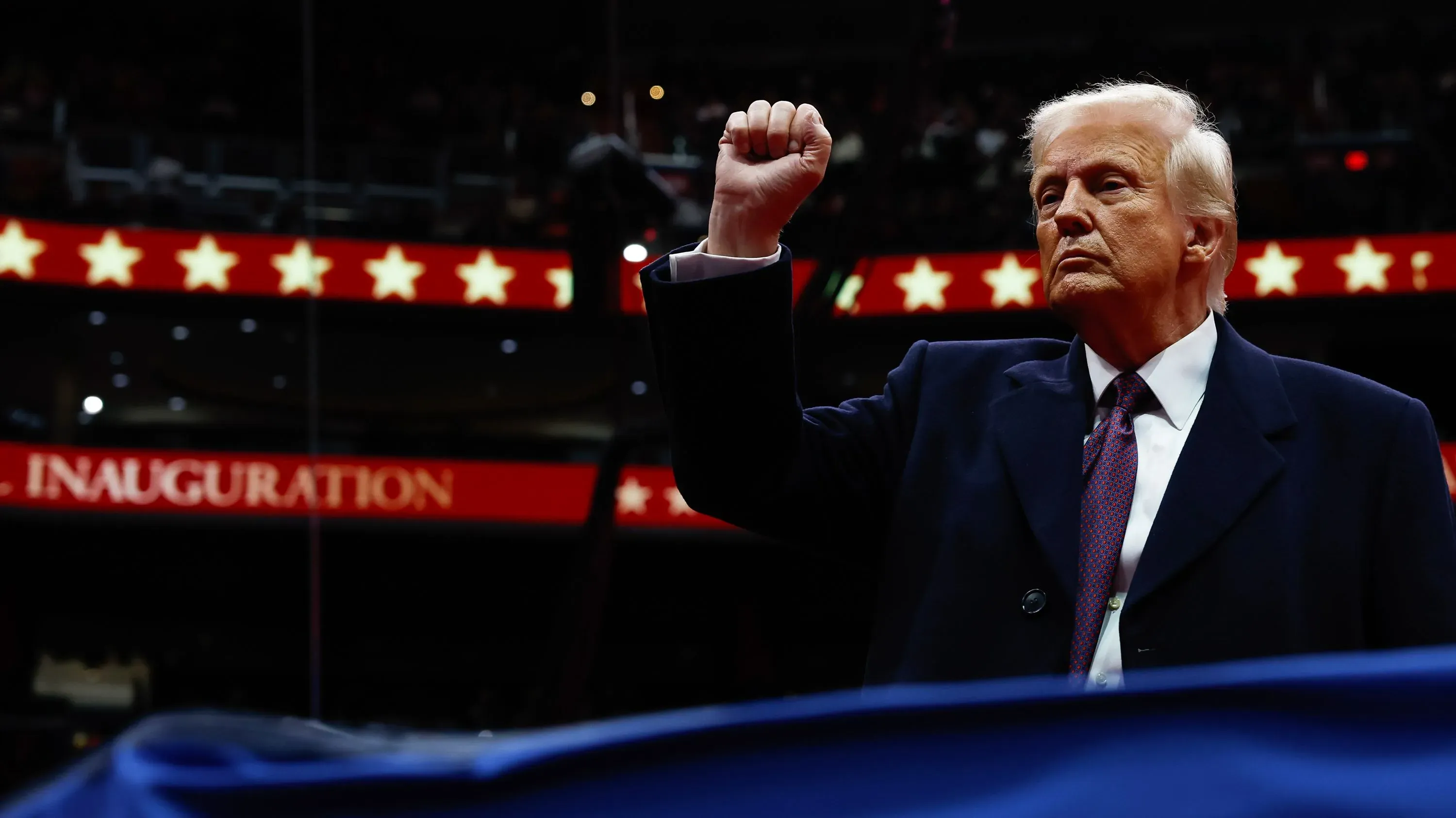 تجمع الصورة الرئيس دونالد ترامب رافعًا قبضة يده في تجمع شعبي، خلفه نجوم وعنوان "التنصيب"، مما يعكس طموحاته لنفخ روح عصر جديد.