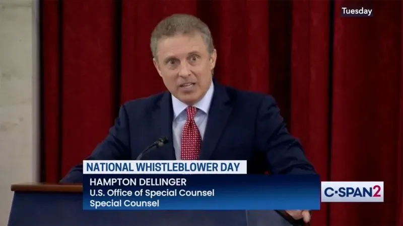 هامبتون ديلينجر يتحدث في فعالية يوم المبلغين عن المخالفات، حيث يسلط الضوء على التحديات التي تواجه الموظفين الفيدراليين في ظل إدارة ترامب.