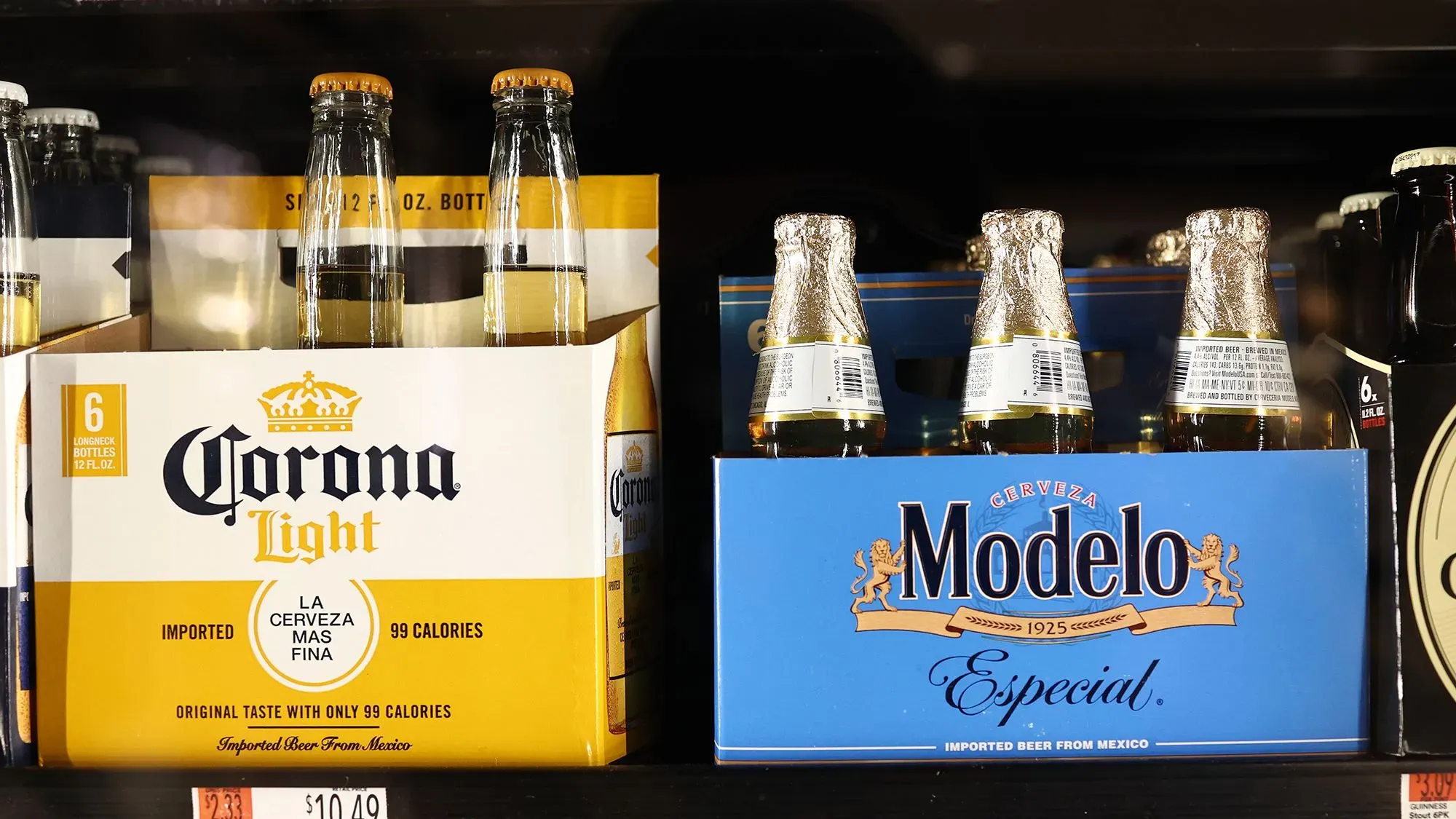 عبوات بيرة كورونا لايت وموديلو إسبشال على رف في متجر، تعكس تأثير سياسات الهجرة على مبيعات البيرة بين المجتمع اللاتيني.