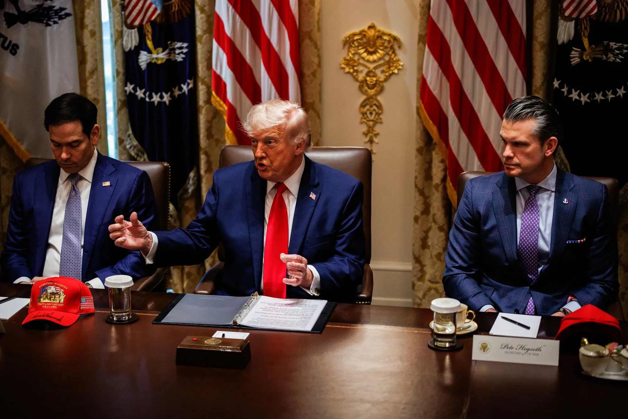 اجتماع في البيت الأبيض يتضمن ترامب وMarco Rubio، حيث يتحدث ترامب عن ضرورة استرداد اليورانيوم الإيراني وسط تباين في المواقف.