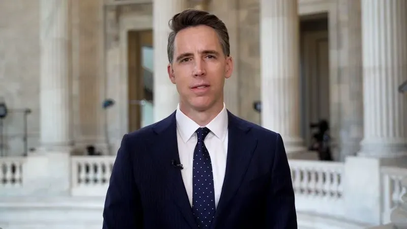 السيناتور جوش هاولي يتحدث أمام مبنى الكابيتول، مع التركيز على قضايا الطائرات والهدية القطرية للرئيس ترامب.