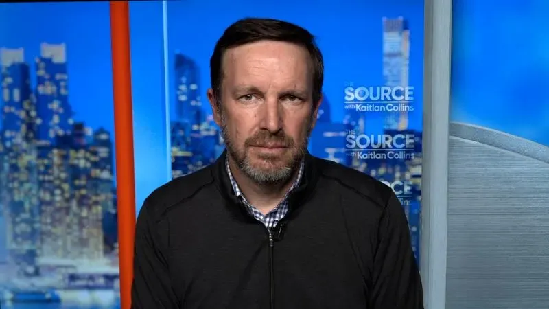 مقابلة مع خبير اقتصادي يناقش تأثير عائلة ترامب على العملات الرقمية وعلاقتها بالسياسة الأمريكية.