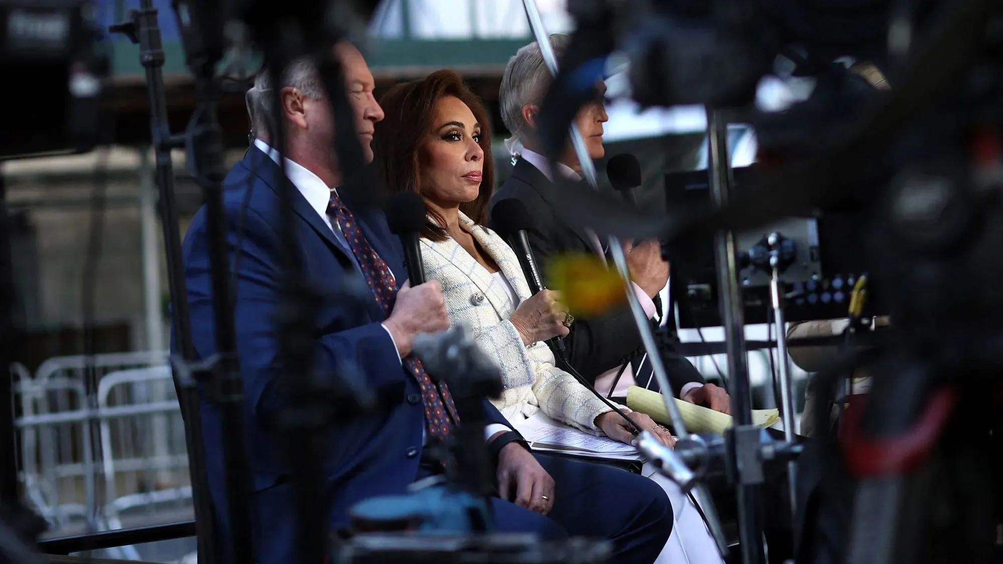 جانين بيرو تتحدث في برنامج "ذا فايف" مع زملائها، حيث تم الإعلان عن تعيينها كمدعي عام أمريكي مؤقت في واشنطن.