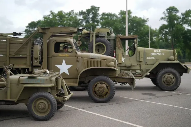 مركبات عسكرية تاريخية تمهيدًا للاستعراض العسكري في واشنطن، بمناسبة عيد ميلاد ترامب والذكرى 250 لتأسيس الجيش الأمريكي.