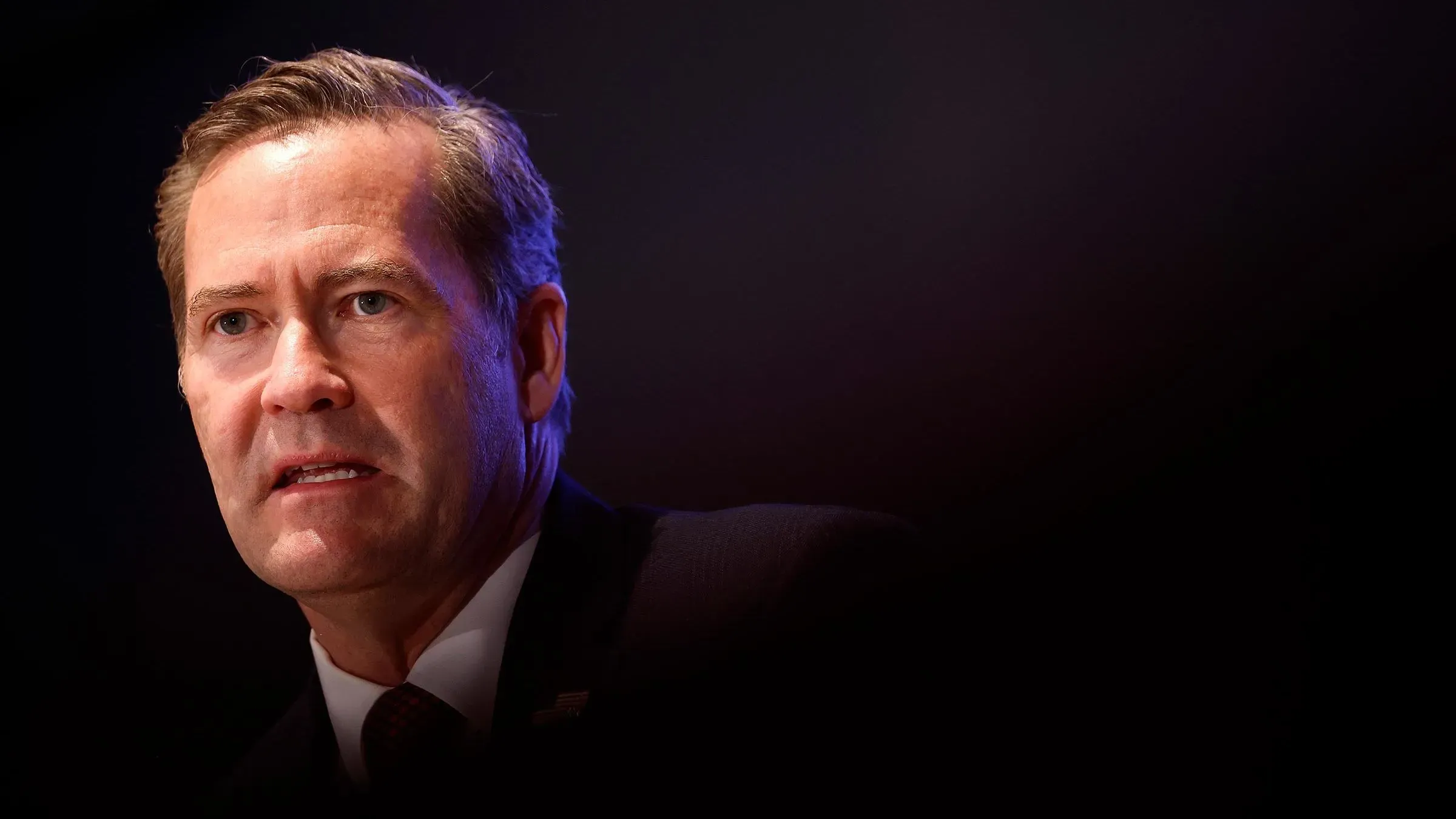 مايك والتز، مستشار الأمن القومي، يتحدث بجدية، مع تعبيرات وجه تعكس التوترات السياسية الحالية في إدارة ترامب.