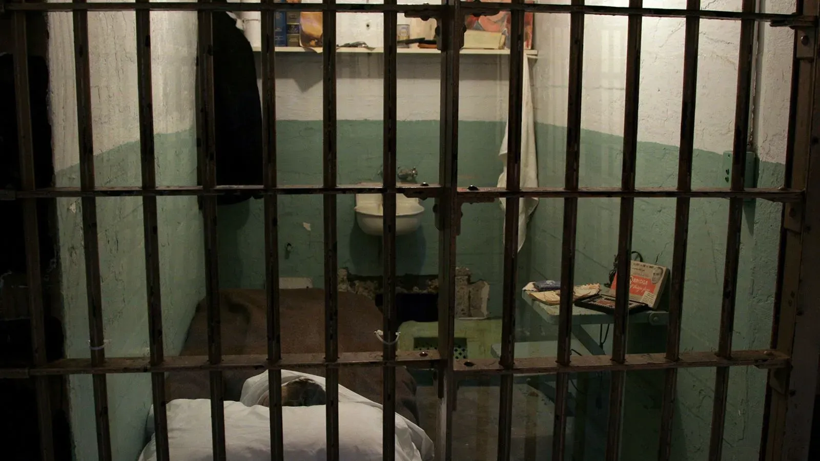زنزانة سجن ألكاتراز السابقة، تظهر جدرانها المتهالكة ومرافقها البسيطة، تعكس تاريخ السجن كرمز للعدالة الجنائية القاسية.