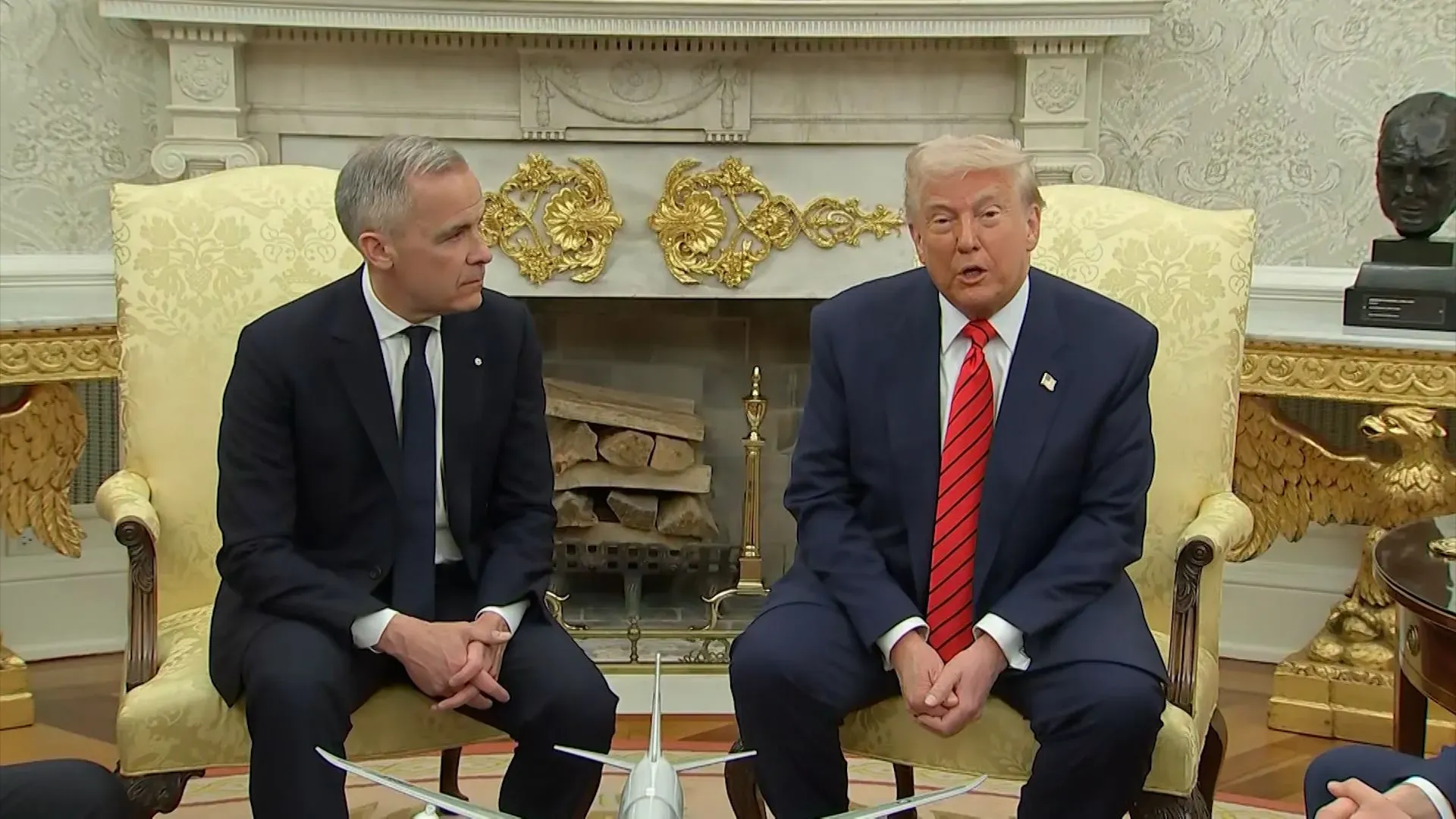 اجتماع بين الرئيس الأمريكي دونالد ترامب ورئيس الوزراء الكندي مارك كارني في المكتب البيضاوي، حيث يتبادلان الحديث حول العلاقات بين البلدين.