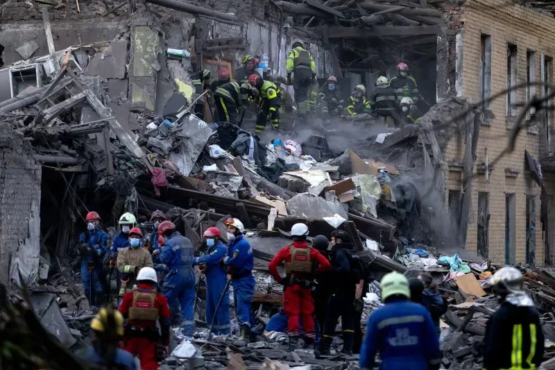 فرق الإنقاذ تعمل في موقع انهيار مبنى بعد هجوم صاروخي روسي على كييف، حيث أسفر عن مقتل 12 شخصًا وإصابة العشرات.