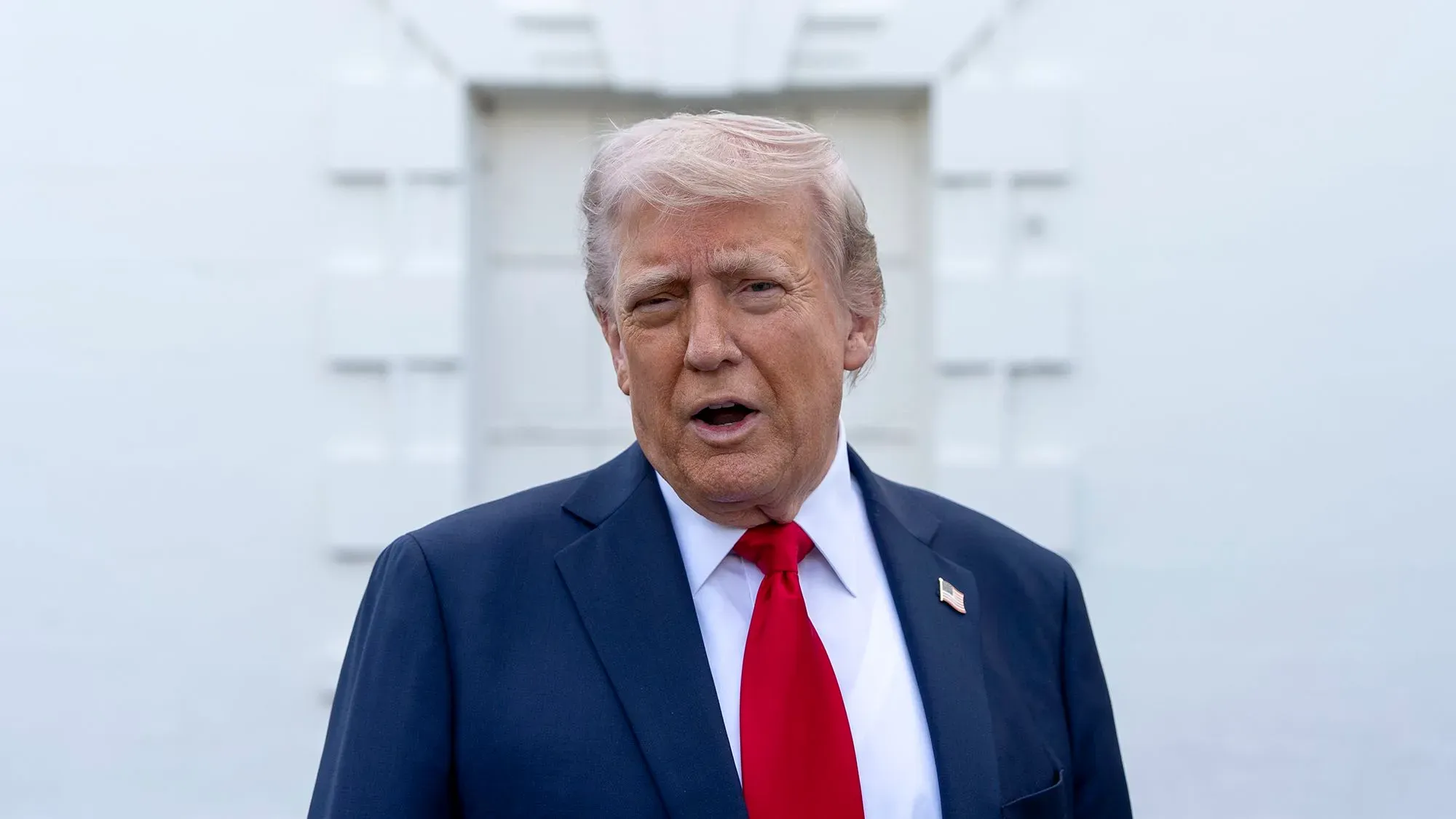 دونالد ترامب يتحدث للصحفيين، مع خلفية بيضاء، مشيراً إلى موقفه من المفاوضات بين روسيا وأوكرانيا وتأثيرها على السياسة الأمريكية.