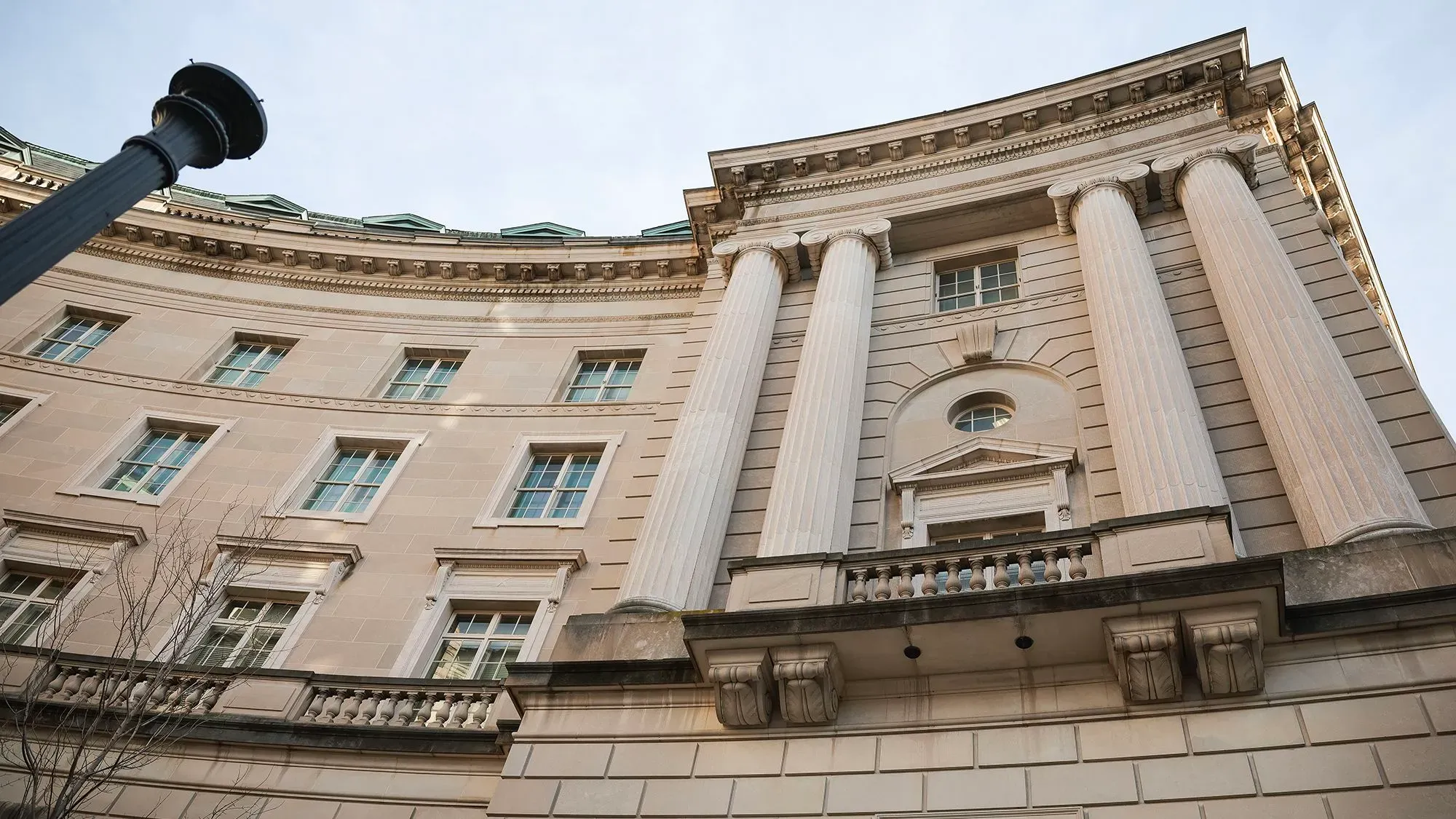 واجهة مبنى دائرة الإيرادات الداخلية، تظهر الأعمدة الكلاسيكية والنوافذ، تعكس التغييرات الإدارية في الوكالة بعد تعيين غاري شابلي.