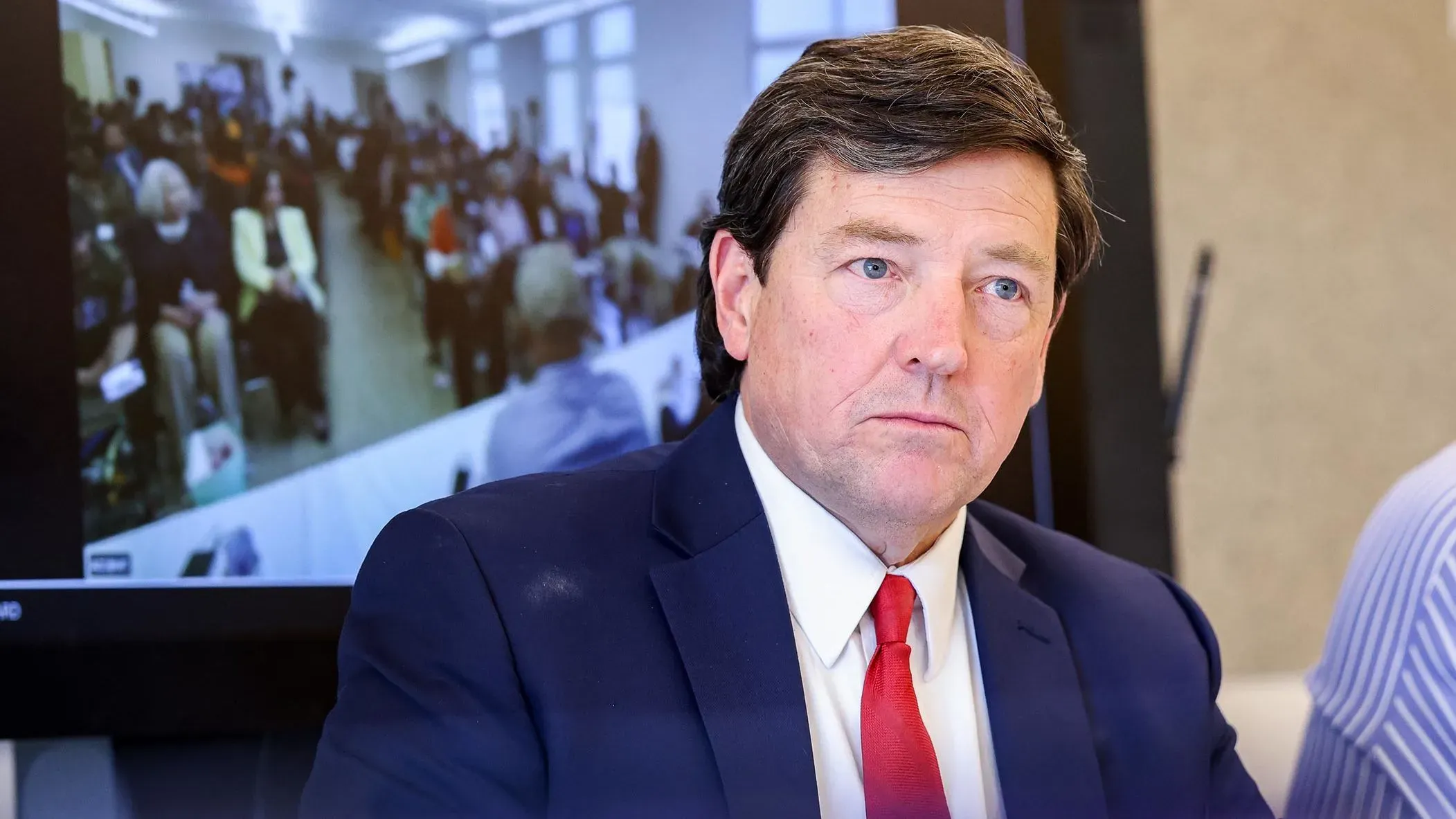 إد مارتن، مرشح إدارة ترامب لمنصب المدعي العام، يظهر في اجتماع مع لجنة الكونغرس، مع جمهور كبير في الخلفية.