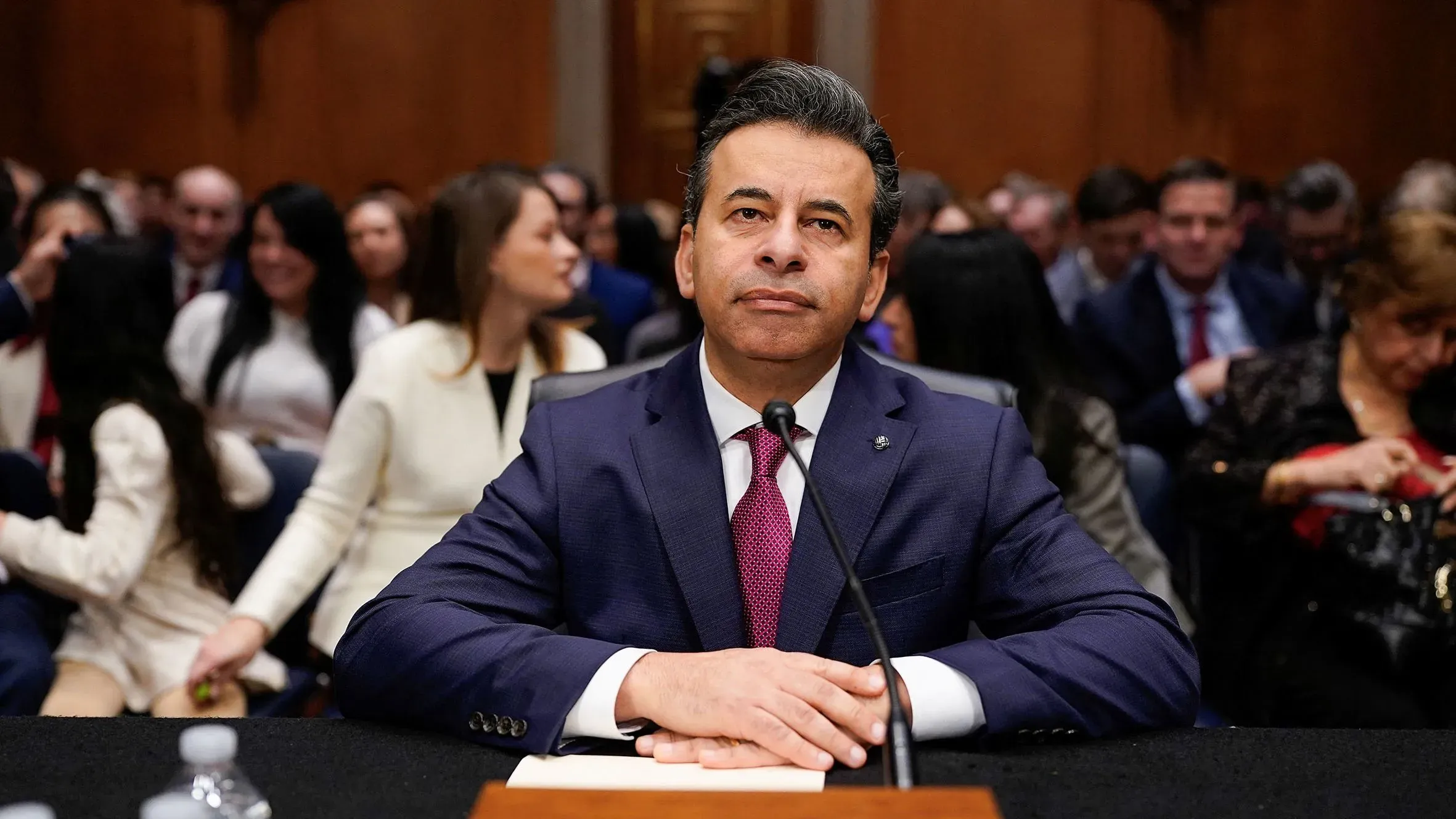 الدكتور مارتي ماكاري يجلس أثناء جلسة استماع في مجلس الشيوخ لتأكيد تعيينه مفوضًا لإدارة الغذاء والدواء، حيث يناقش قضايا غذائية وصحية.