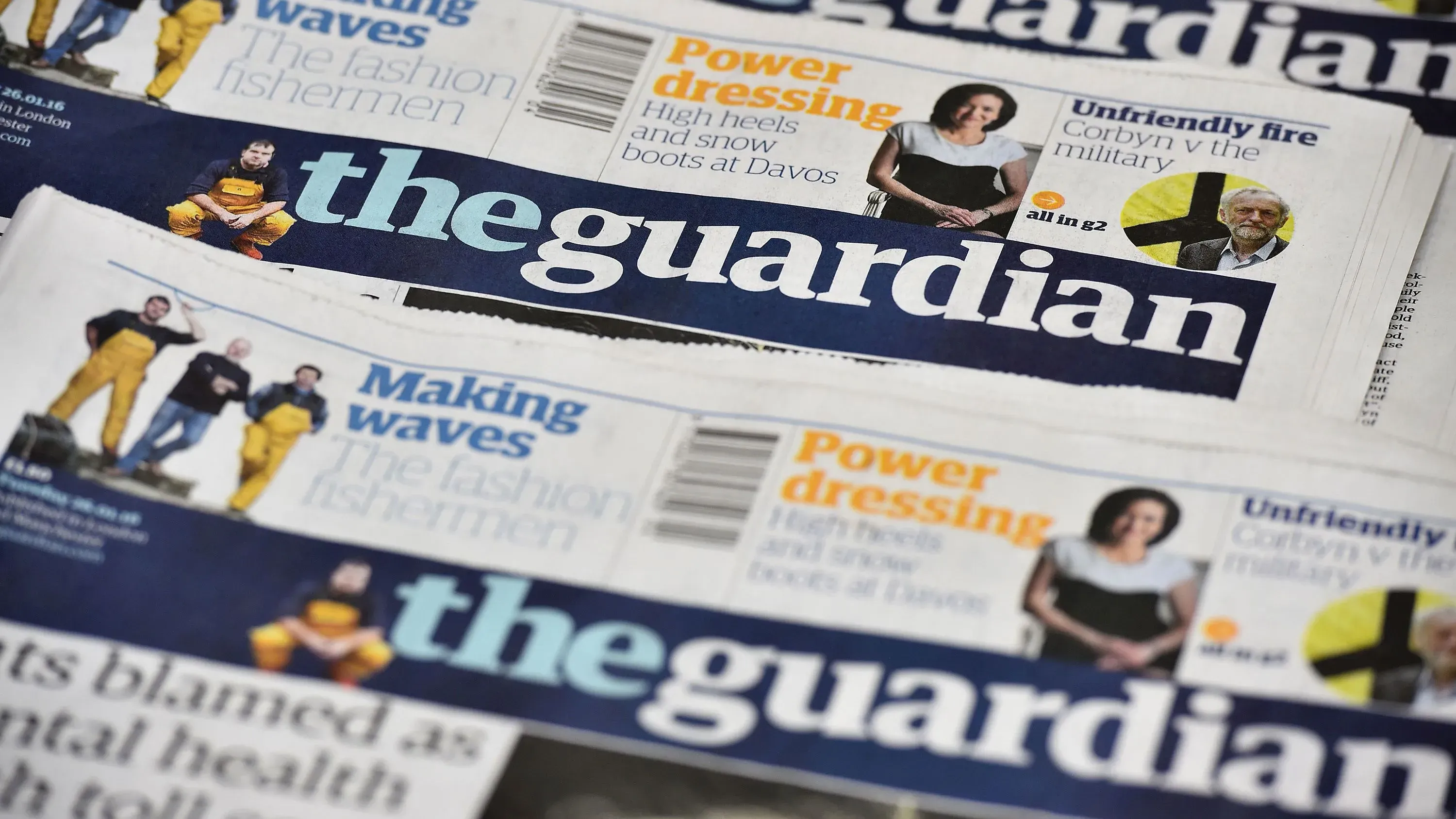 تظهر الصورة مجموعة من صحف \"الغارديان\" مع عناوين متنوعة تتعلق بالموضة والسياسة، تعكس زيادة التبرعات بعد إعادة انتخاب ترامب.