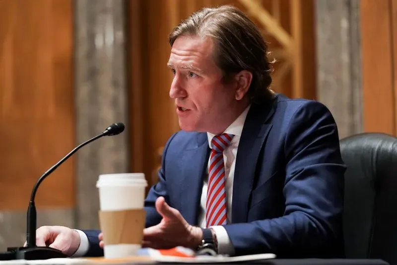 كريس كريبس، مسؤول سابق في الأمن السيبراني، يتحدث في جلسة استماع، مع كوب قهوة على الطاولة، معبرًا عن قلقه بشأن انتخابات 2020.