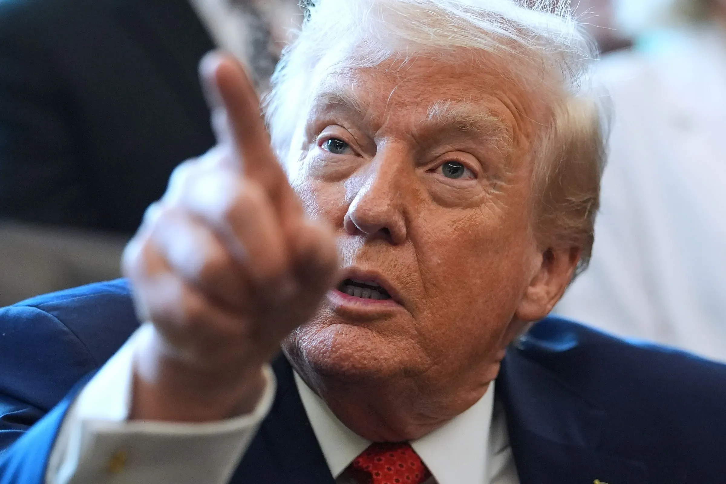 سوزي وايلز تتحدث في مقابلة، مشيرة إلى تصريحات ترامب حول فنزويلا وضربات القوارب، مما يكشف عن دوافع الإدارة الأمريكية الحقيقية.