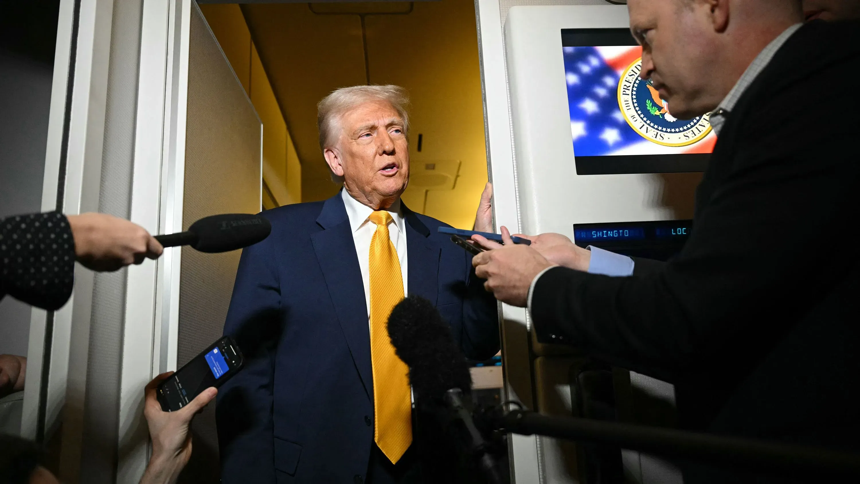 ترامب يتحدث للصحفيين أثناء مغادرته طائرة الرئاسة، مع التركيز على التوترات التجارية مع الصين وتأثيرها على الاقتصاد الأمريكي.