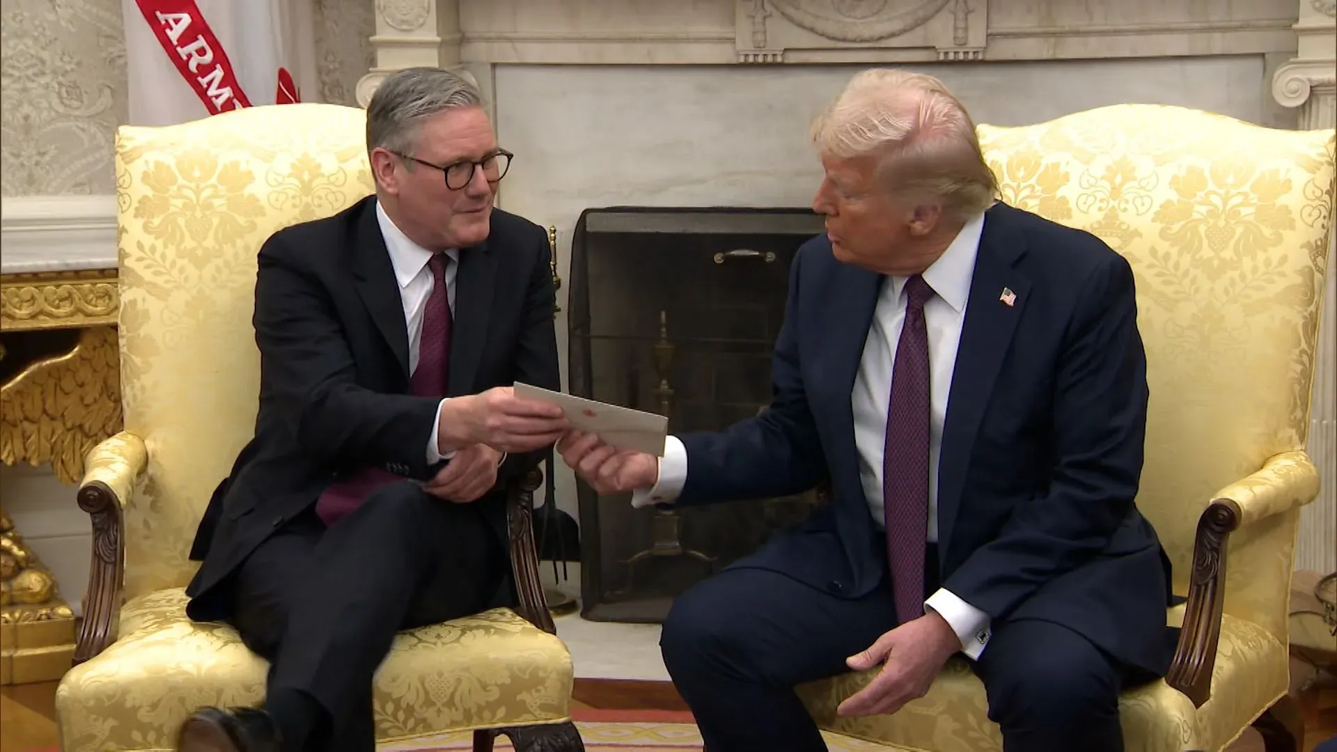 تسليم كير ستارمر، زعيم حزب العمال، دعوة رسمية لدونالد ترامب في المكتب البيضاوي، تمهيدًا لزيارة الدولة إلى المملكة المتحدة.