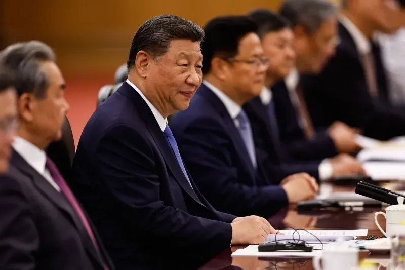 اجتماع رسمي في الصين يضم شي جين بينغ مع مسؤولين حكوميين، حيث يتناولون قضايا تتعلق بالإمدادات الدوائية والأمن الصحي.