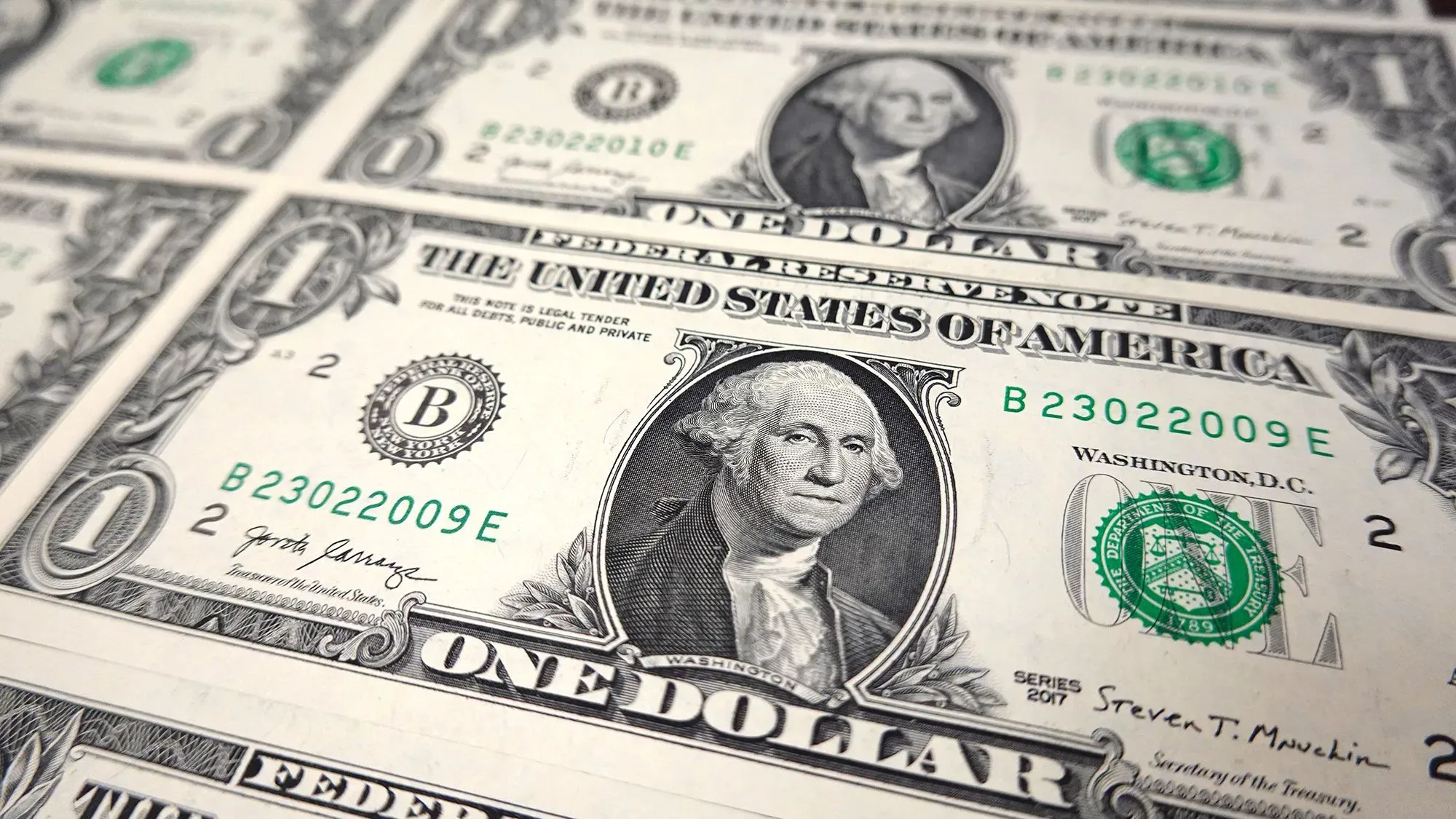 انخفاض الدولار الأمريكي يظهر في صورة لورقة نقدية من فئة الدولار الواحد، مما يعكس حالة عدم اليقين في الاقتصاد الأمريكي وتأثير السياسات التجارية.