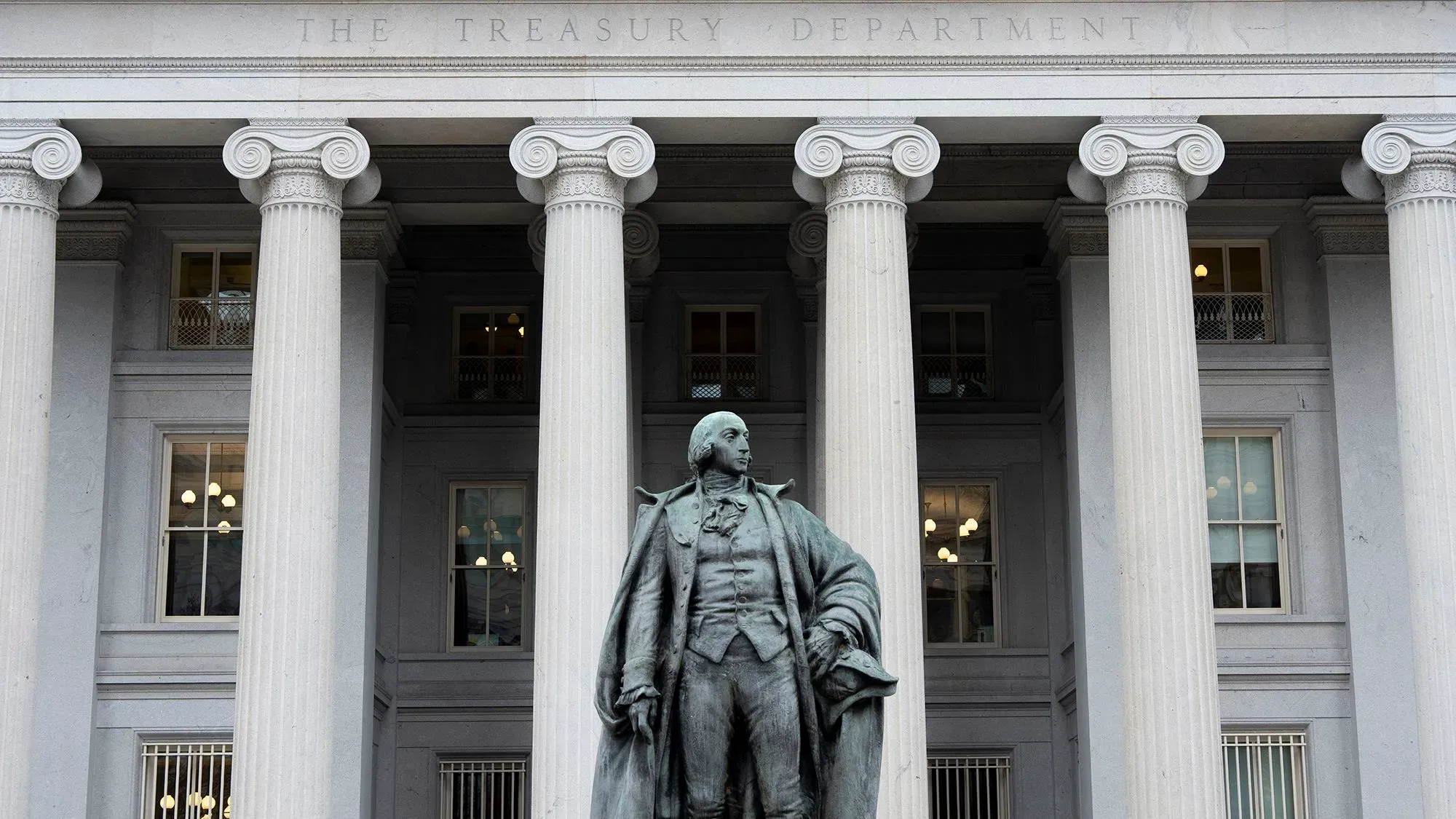 تمثال لجورج واشنطن أمام مبنى وزارة الخزانة الأمريكية، يرمز إلى القضايا المالية والديون التي تواجه الاقتصاد الأمريكي.