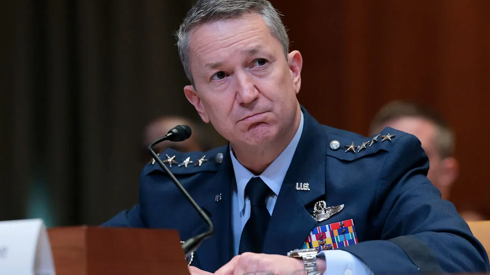 الجنرال المتقاعد دان كاين أثناء جلسة استماع في مجلس الشيوخ، حيث يناقش تهديدات الغزو الأجنبي وتأثيرها على الأمن الوطني.