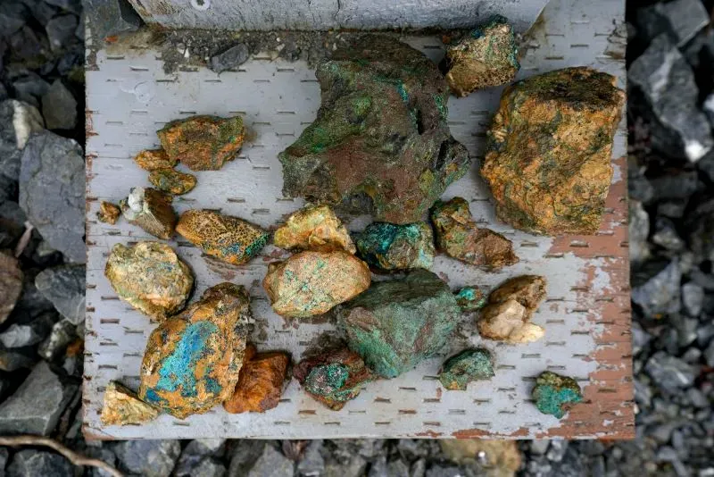 صخور تحتوي على معادن مثل النحاس والكوبالت، تُظهر أهمية ألاسكا في تطوير الموارد المعدنية الحيوية للاقتصاد الأمريكي.