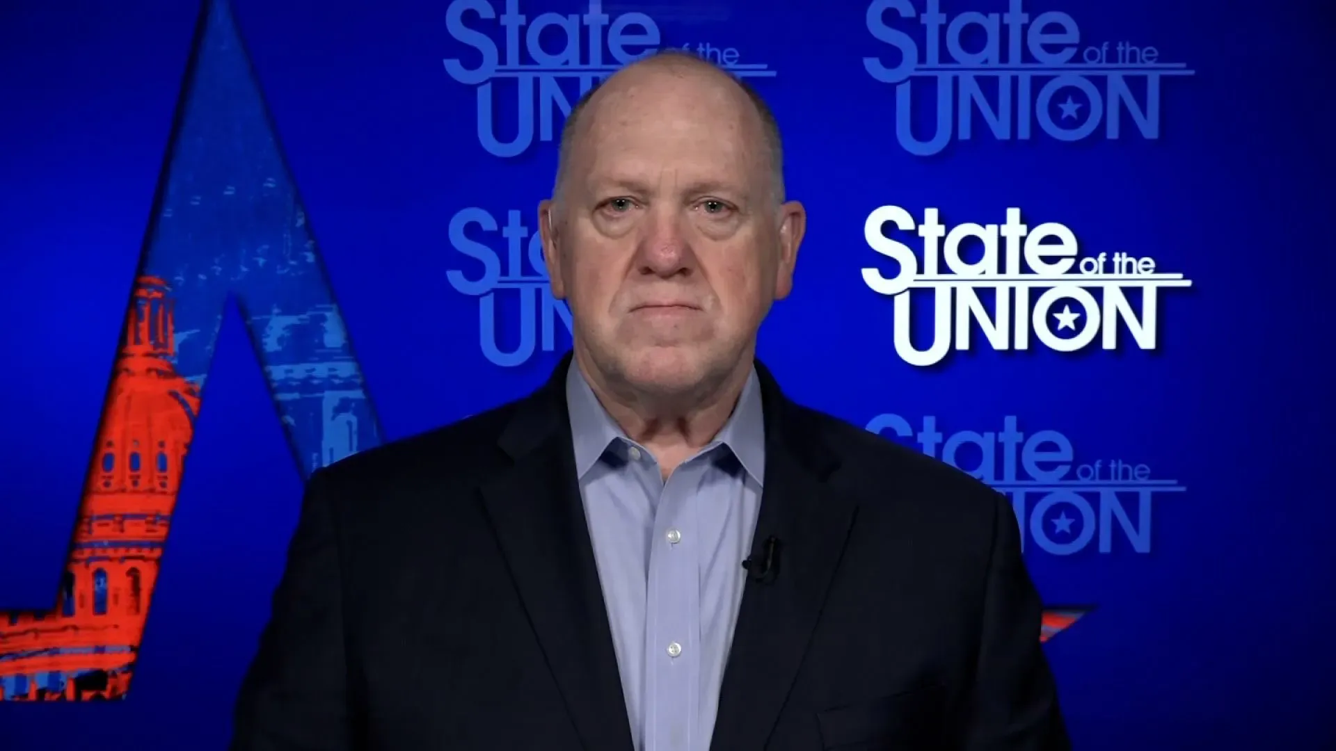 مقابلة مع شخصية سياسية تتحدث عن قضايا وزارة العدل الأمريكية، مع خلفية شعار "State of the Union".