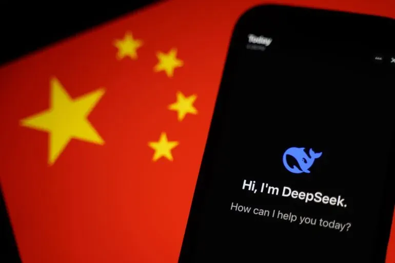 شاشة هاتف تعرض واجهة تطبيق DeepSeek مع خلفية علم الصين، تعكس الثقة المتزايدة في الذكاء الاصطناعي في الصين.
