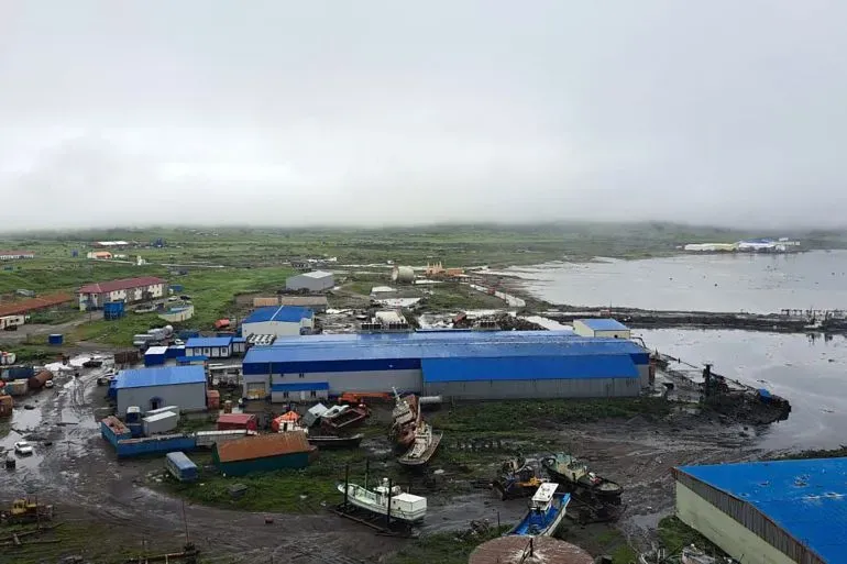 أضرار ناتجة عن تسونامي في مدينة سيفيرو كوريلسك الروسية، حيث غمرت المياه الميناء وجرفت السفن.