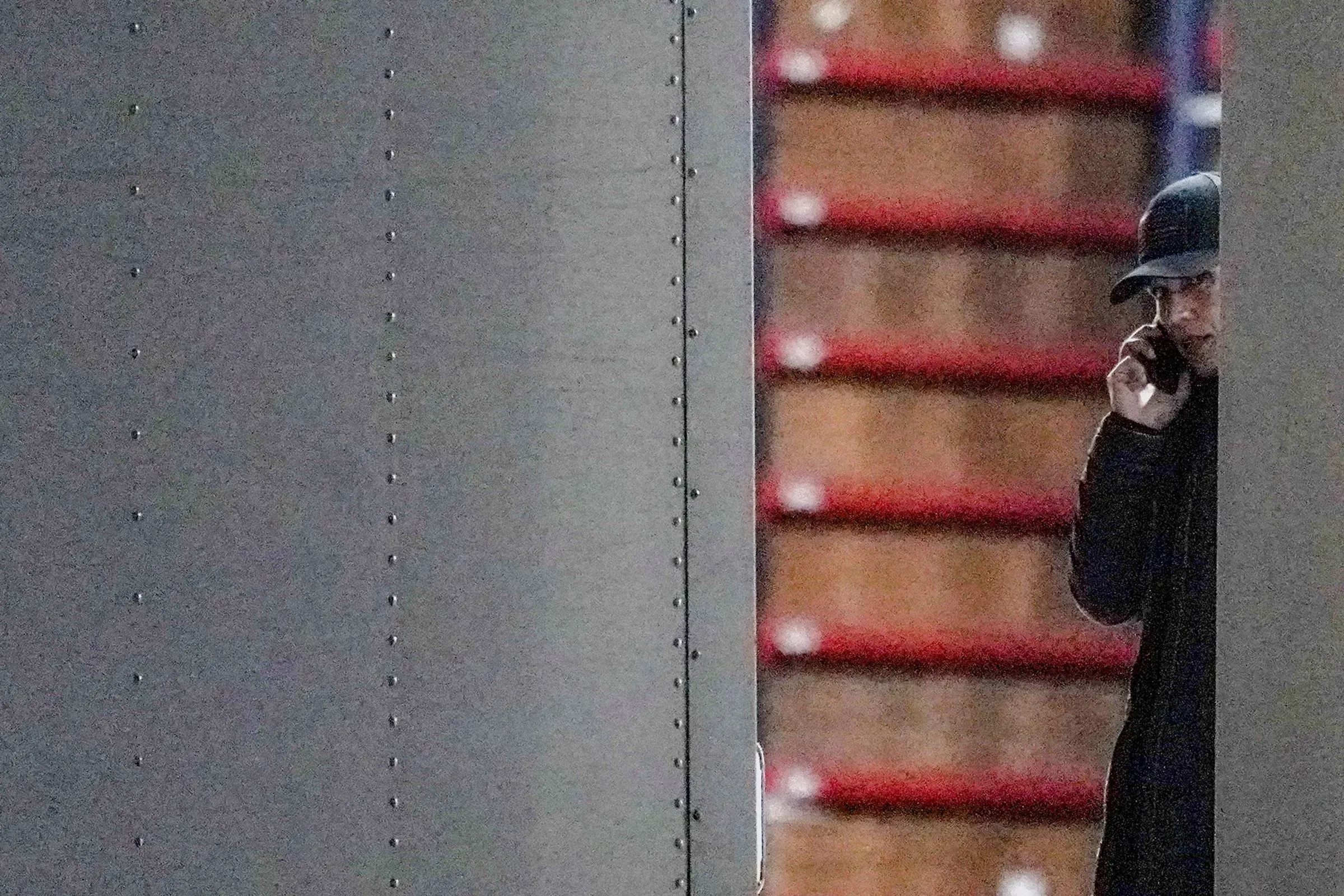 تولسي غابارد تتحدث في موقع تفتيش لمكتب انتخابات مقاطعة فولتون، وسط أجواء من التوتر حول مزاعم تزوير الانتخابات.