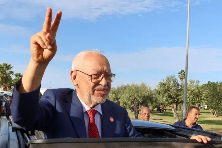 راشد الغنوشي، زعيم حركة النهضة التونسية، يرفع علامة النصر من سيارة، وسط أجواء سياسية مشحونة، بعد تدهور حالته الصحية.