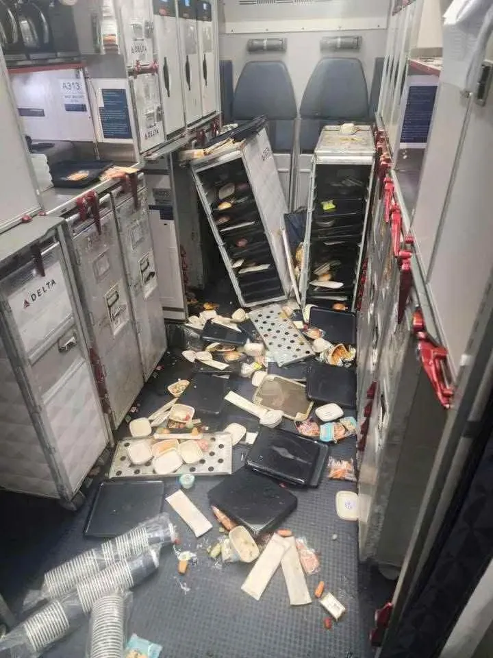 فوضى داخل مقصورة الطائرة بعد تعرضها لمطبات هوائية شديدة، حيث تتناثر الأطعمة والأدوات في جميع الاتجاهات.