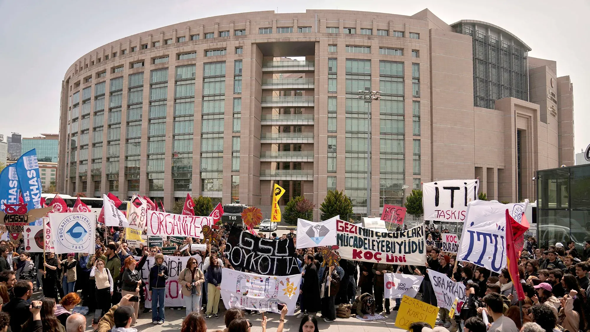 مظاهرة خارج قصر العدل في كاغلايان بإسطنبول، حيث يتجمع المحتجون حاملين لافتات تطالب بالعدالة للطلاب المعتقلين.