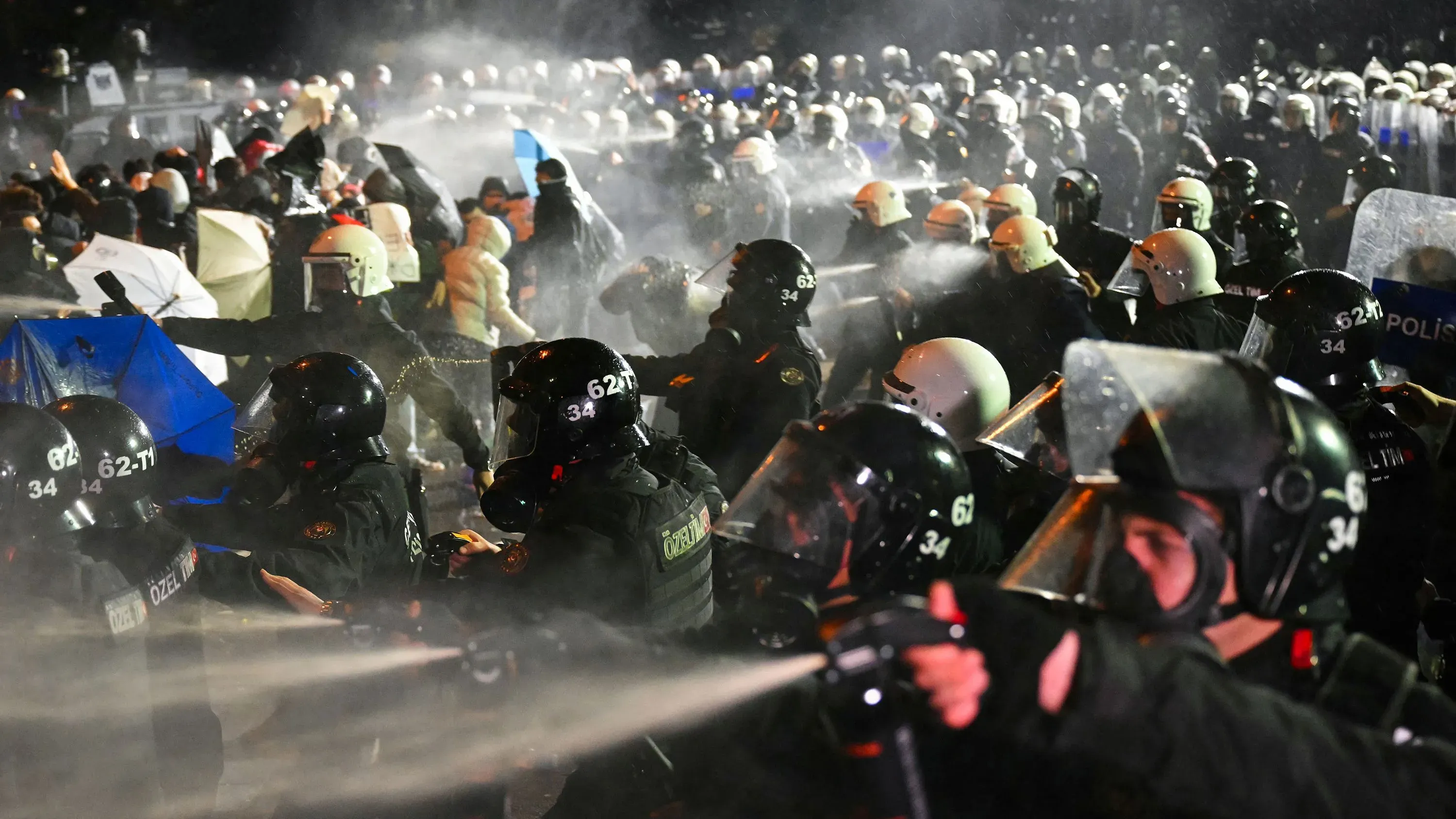 مواجهات بين الشرطة والمتظاهرين في إسطنبول، حيث يستخدم عناصر الشرطة الغاز المسيل للدموع لتفريق المحتجين خلال الاحتجاجات الأخيرة.