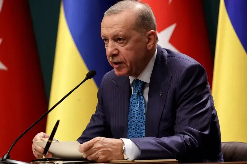 الرئيس التركي رجب طيب أردوغان يتحدث في مؤتمر صحفي، مع وجود أعلام تركيا وأوكرانيا خلفه، في إطار سياق سياسي متوتر.