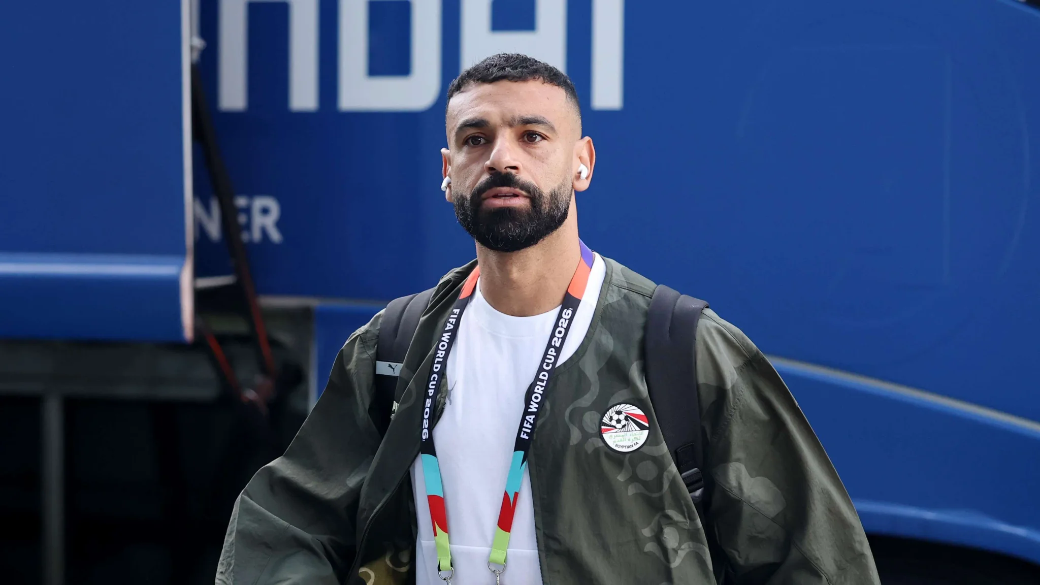 محمد صلاح يرتدي زي منتخب مصر ويستعد لتجربة جديدة محتملة مع نادي بشكتاش التركي وسط مفاوضات معقدة.