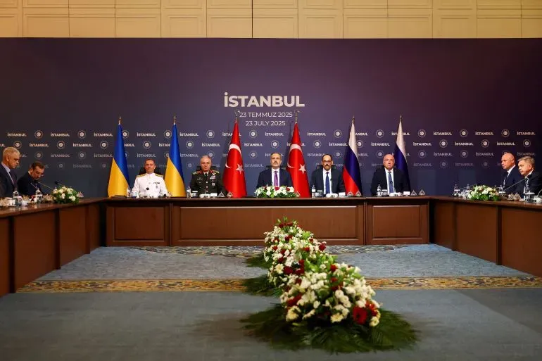 اجتماع للمفاوضين الأوكرانيين والروس في إسطنبول، مع وجود أعلام الدول المشاركة، حيث يناقشون سبل إنهاء الحرب وتبادل الأسرى.