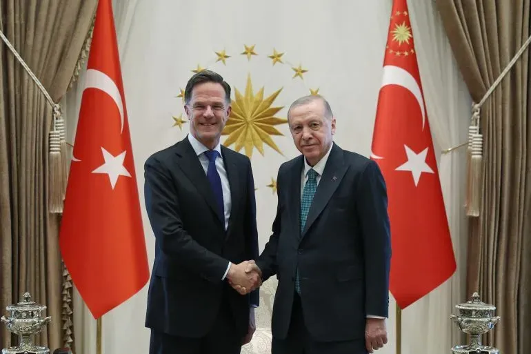 أردوغان ورئيس وزراء هولندا روته يتصافحان في أنقرة، في إطار جهود تركيا لإحياء مفاوضات السلام بين روسيا وأوكرانيا.