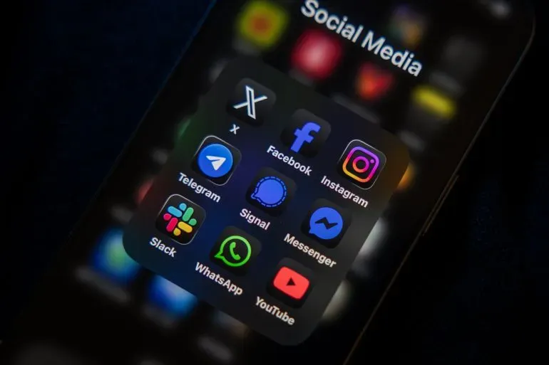 تطبيقات التواصل الاجتماعي على هاتف ذكي، تشمل Facebook وInstagram وYouTube، في سياق تشريع تركي يقيّد وصول الأطفال إليها لحمايتهم.