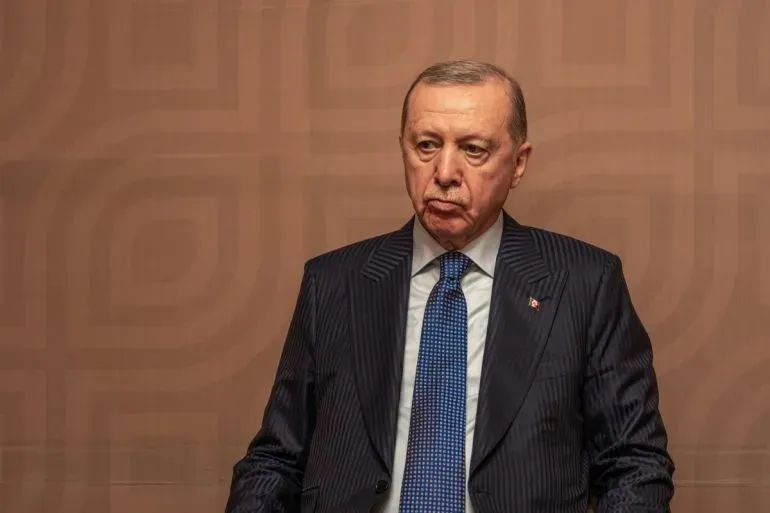 الرئيس التركي رجب طيب أردوغان أثناء حديثه حول تأثير الحرب بين الولايات المتحدة وإيران على الاقتصاد التركي، مع التركيز على تعزيز إسطنبول كمركز مالي عالمي.