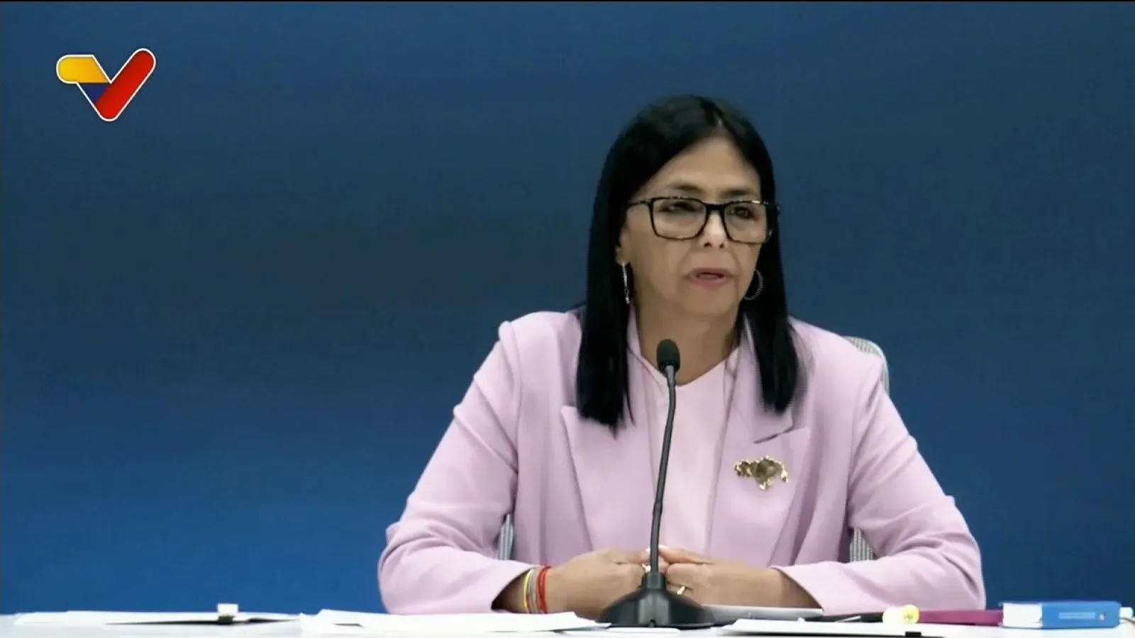 ديلسي رودريغيز، زعيمة النظام الفنزويلي السابق، تتحدث خلال مؤتمر صحفي، معبرة عن استيائها من سياسة ترامب في فنزويلا.