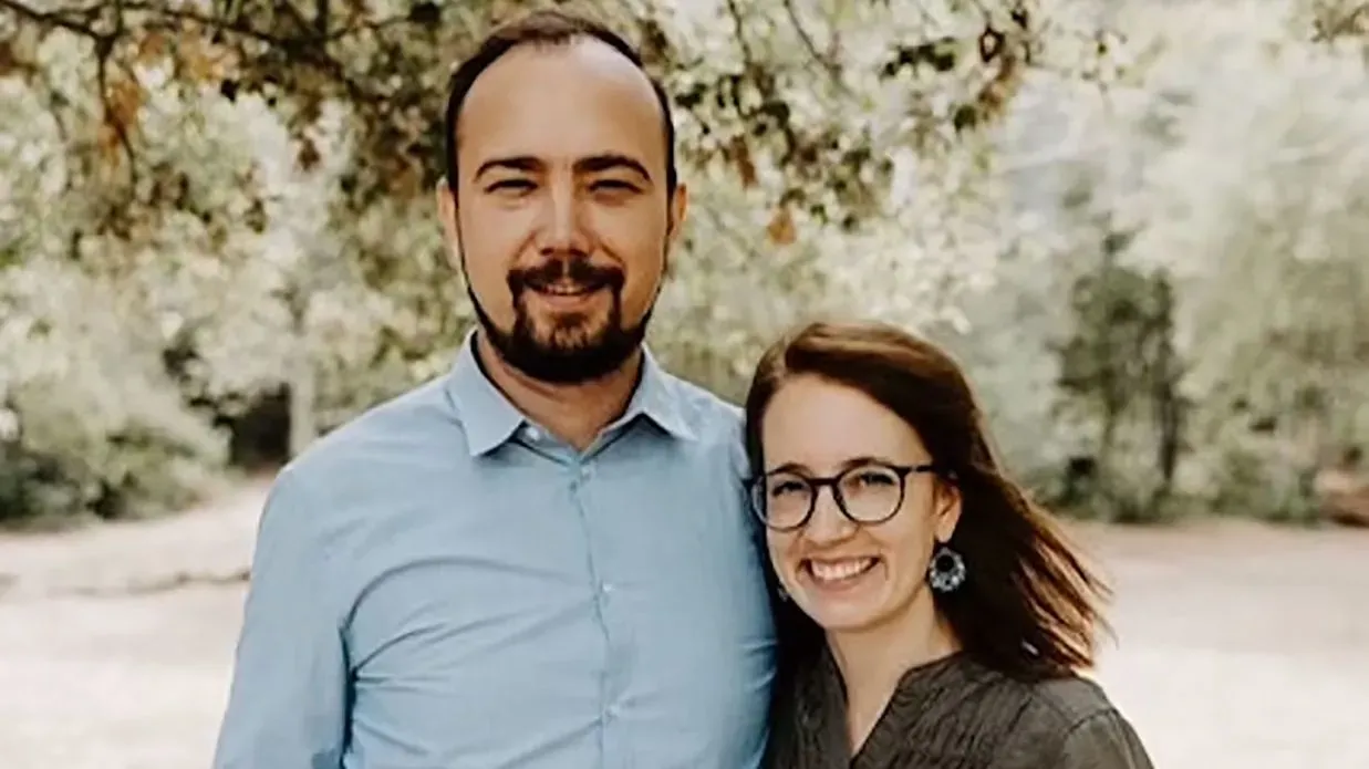 صورة تظهر رجلًا وامرأة مبتسمين في مكان طبيعي، تعبر عن فرحة عودتهما إلى الوطن بعد صفقة تبادل الأسرى.