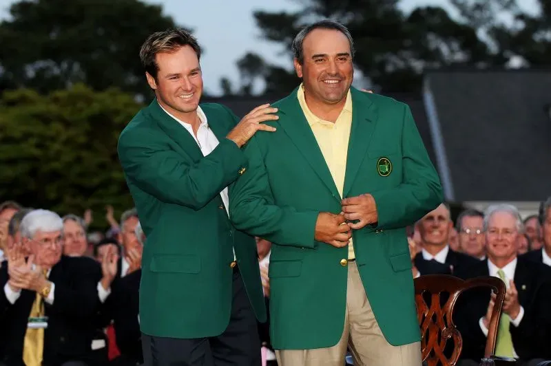 عودة أنخيل كابريرا، بطل الماسترز 2009، إلى أوغوستا ناشيونال بعد عامين في السجن بسبب العنف المنزلي، وسط ترحيب من لاعبي الغولف.