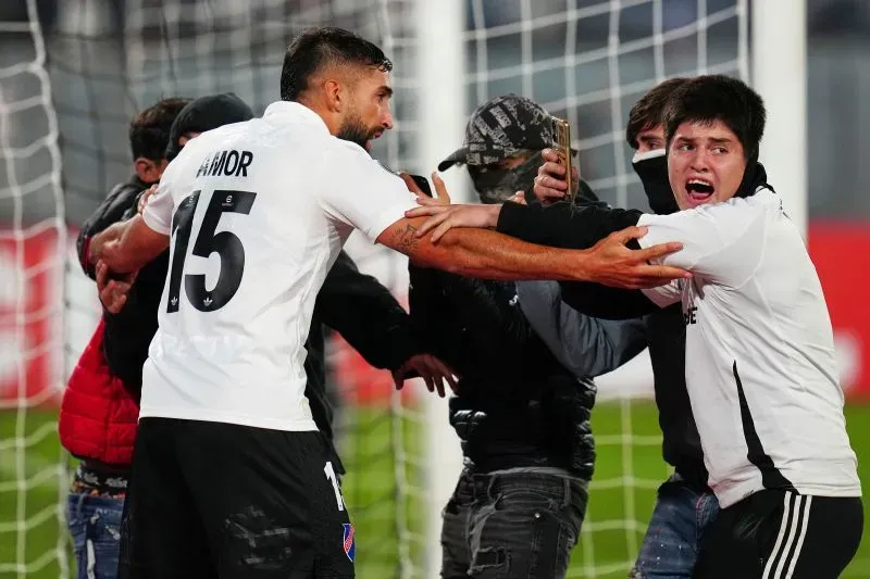 شجار بين مشجعين خلال مباراة كوبا ليبرتادوريس، مع توتر واضح في الأجواء بعد وفاة مشجعين بالقرب من الملعب.